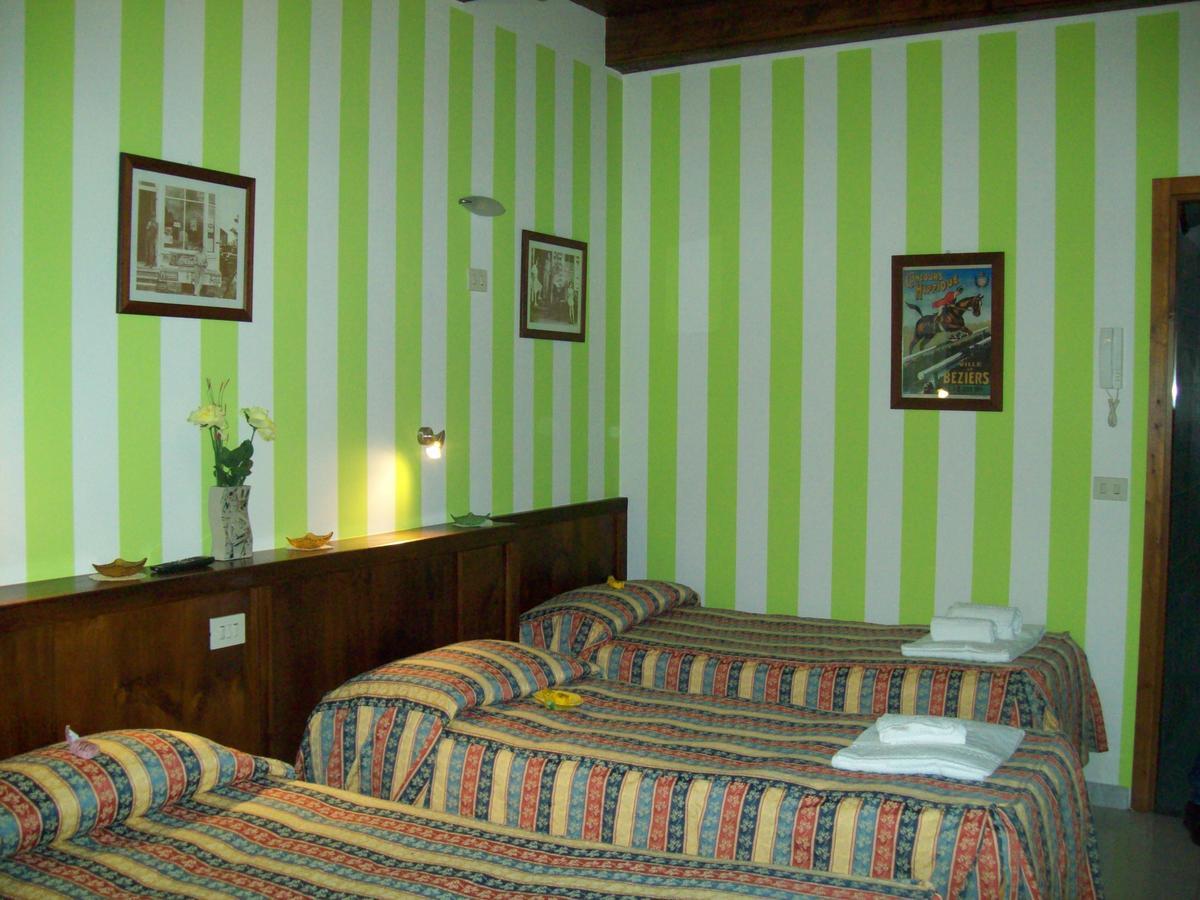 Hotel Excalibur Revello Esterno foto